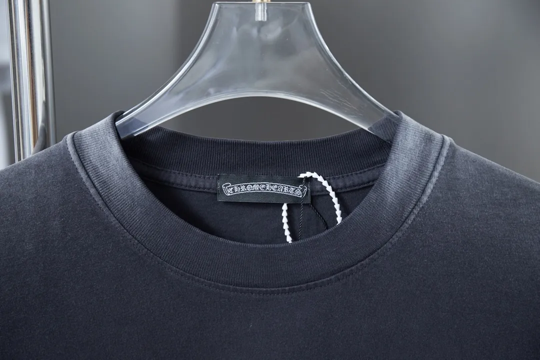 🅿️210 Ch*ome Hearte 25SS early spring new style, short-sleeved with Kro heart logo and rhinestones, light luxury, essential item for daily commuting for men and women, correct version, welcome to compare, detailed features · 320g 100% pure cotton double yarn jersey fabric · Custom dyed in the same vat, special thickened 32 pieces double-strand 1X1 thread · Digital direct printing ➕Australian imported pearlescent diamonds ➕Thick three-dimensional letter logo · Ready-made garments are dyed, then faded and fried with snowflakes, then washed to make them look old. · Common washing improves the effect. · Double-needle stitching and seam-crossing process. · Original main mark, washed tag, branded moisture-proof paper packaging. Color: black/blue/green. Size: S/M/L/XL.